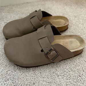 Brown clog sandles! Size women 6 & 1/2 !